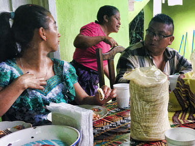 kleine Ration Tortillas auf dem Tisch für ca. 8 Personen