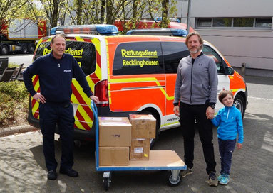 Stefan Beese (Rechts) übergibt dem Leiter der Abteilung Desinfektion der Feuerwehr Recklingahusen, Thomas Müller die 3.000 Schutzmasken