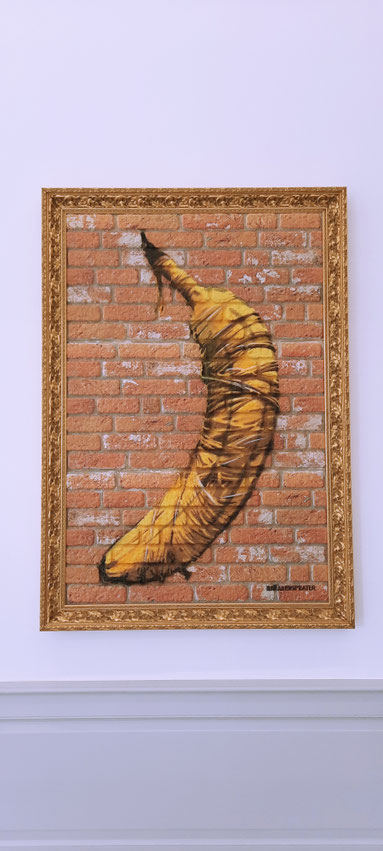Außenwand auf Innenwand, golden gerahmt: die Christo-Banane im Museum Kurhaus Kleve