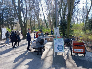 Mehrere Personen stehen an Info-Tischen und unterhalten sich am Schäfersee in Reinickendorf