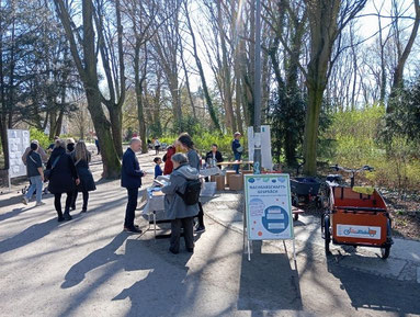 Mehrere Personen stehen an Info-Tischen und unterhalten sich am Schäfersee in Reinickendorf