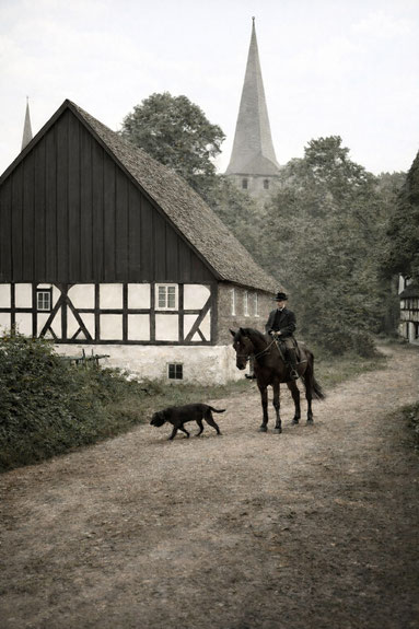Der Schultenhof in Eslohe nahe der Pfarrkirche St. Peter und Paul (SW-Foto um 1900, koloriert)