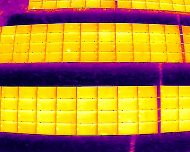 Thermografische Aufnahme eines Photovoltaikmoduls mit einem Hotspot als Hinweis auf eine lokale Überhitzung und mögliche Leistungsverluste.