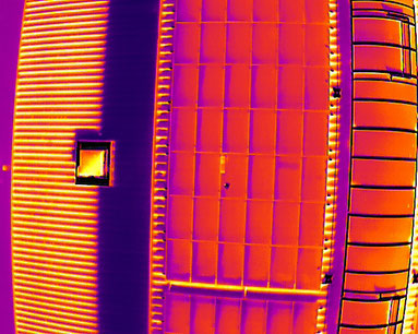 Thermografische Aufnahme eines verschmutzten Photovoltaikmoduls mit Temperaturabweichung durch einen festgeklebten Fremdkörper und daraus resultierendem Leistungsverlust des betroffenen Strings. 