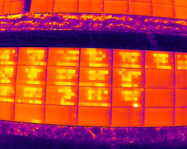 Thermografische Aufnahme eines Stringausfalls in einer Photovoltaikanlage mit deutlich erkennbarer Temperaturabweichung einer Modulreihe.