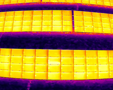 Thermografische Aufnahme eines Photovoltaikmoduls mit einer defekten Bypassdiode als Hinweis auf eine lokale Überhitzung des Substrings und mögliche Leistungsverluste.