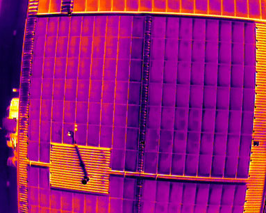 Thermografische Aufnahme einer Photovoltaikanlage mit Verschattung durch ein Abluftrohr und daraus resultierender Hotspotbildung auf einem Solarmodul.
