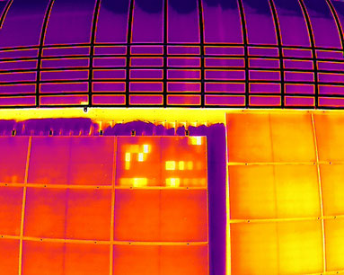 Thermografische Aufnahme eines Photovoltaikmoduls mit Glasbruch und deutlich erkennbaren thermischen Auffälligkeiten im beschädigten Modulbereich.