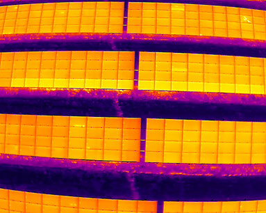 Thermografische Aufnahme eines Stringausfalls in einer Photovoltaikanlage mit deutlich erkennbarer Temperaturabweichung einer Modulreihe.