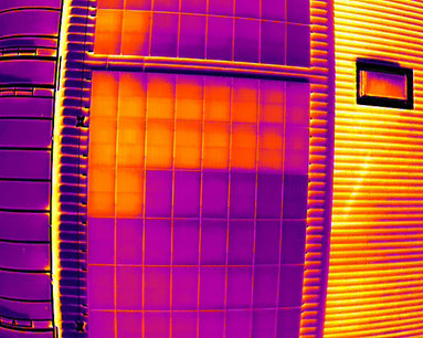 Thermografische Aufnahme eines Stringausfalls auf einer Photovoltaikanlage mit deutlich kühlerem Modulbereich als Hinweis auf eine elektrische Störung. 