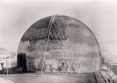 Premier dôme géodésique construit en 1922 par Walter Bauersfeld pour la Zeiss Optical Company, pour accueillir un planétarium.