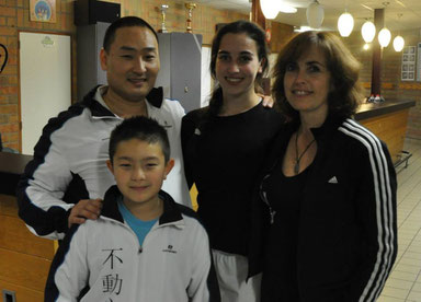 Sensei Sun Woo Delneufcourt en zoon Mateo en Sensei Martine Demeyer en dochter Dempsey