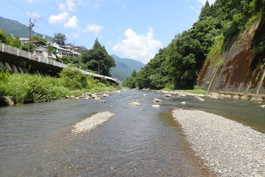 今回,初めて水窪川(天竜川水系)に沿って遡りました