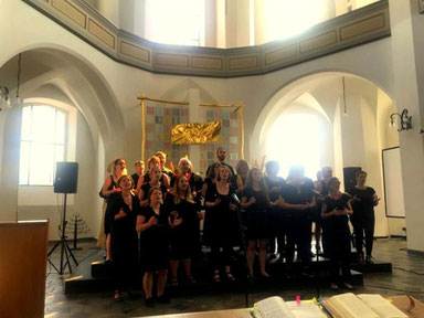 Der UGC singt beim Gottesdienst in Forst