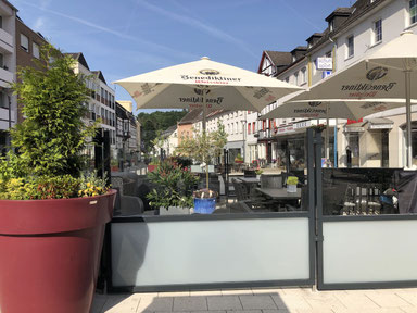 Windschutz-Anlage für Gastronomie-Terrasse im Stadtzentrum, konform zur städtischen Gestaltungssatzung, hochwertig und dezent integriert