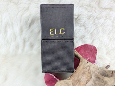 Live Art, Onsite, Muster Ledercases mit Anfangsbuchstaben von Namen, Personalisierung, Estee Lauder, Breuninger Luxury Brand Stuttgart München Frankfurt Berlin Zürich Hamburg Sigrid Bengel Schrift und Kunst