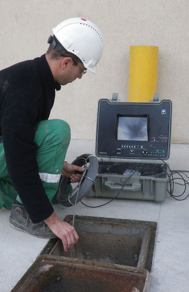 Installation de la caméra d'inspection des canalisations