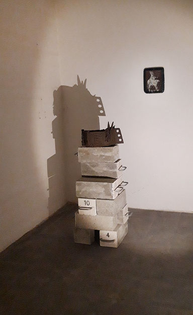 "... auf Sand gebaut ...", Installationsansicht, " archaic-ritual-objects" in Raum 12, Hochbunker Kassel, 2019, Kunst, Katrin Leitner