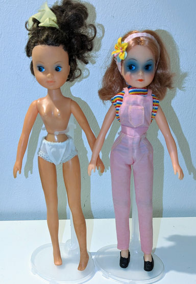 Squishhead basic Fleur (left) and Dungaree Fleur (right) on the same body. The color of the body differs due to aging.