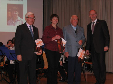 Ehrung beim Neujahrsempfang der Gemeinrde Münstertal durch Herrn Bürgermeister Ahlers, hier wurde Waldemar Ortlieb für 10 Jahre Initiative zur Erhaltung unserer Volkslieder anerkennend gewürdigt.