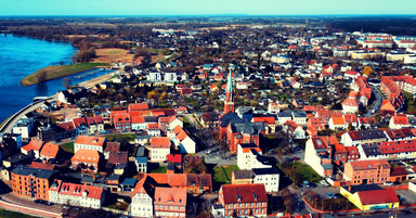 Eine Kleinstadt an der Elbe aus der Luft