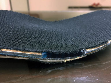 小指の胼胝が当たるところにジェル素材(青色)のクッションを入れてあります
