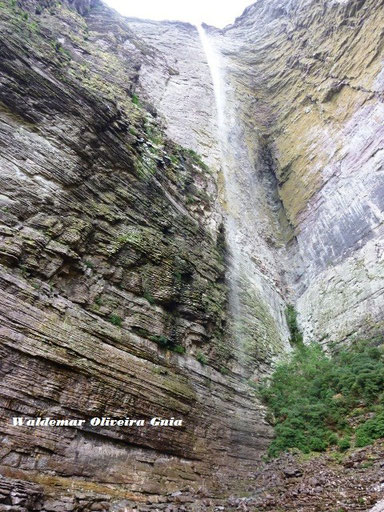 Vista da cachoeira da Fumaça por baixo.