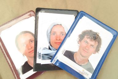 Passfotos für die Visa. Für Steffi auch mit Kopftuch