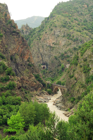 Mit vielen Tunneln durch den Canyon