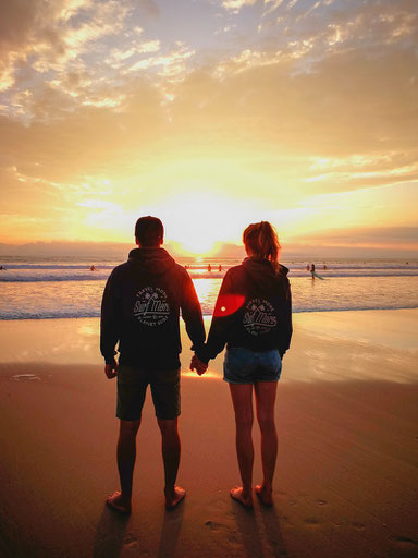 Strand Le Pin Sec in Frankreich. Planet Surfcamp. Travel More - Surf More - Worry Less. Beautiful Sunset.