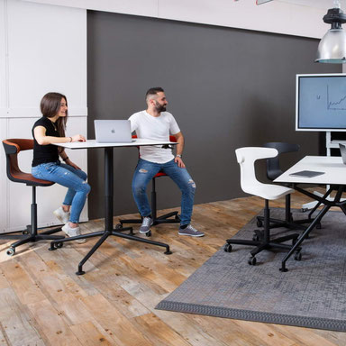 Schreibtisch höhenverstellbar elektrisch mit Bürostuhl swiss design