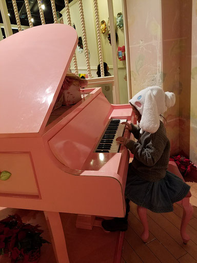 記事と関係ない写真だけど。ピンクのピアノ。think pink.的な。