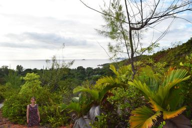 Our trip to the beautiful Seychelles islands - Walking to the beach