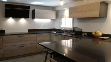 cuisine intérieur design  toulouse gris et bois avec ilot central et mur de colonnes plan de travail en silestone 