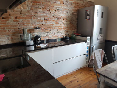 cuisine intérieur design  toulouse laque mat blanche plan de travail noir sans poignée 