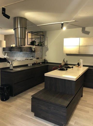 cuisine intérieur design  toulouse bois et laque champagne ilot central avec plan de travail silestone effet marbre hotte cylindre 
