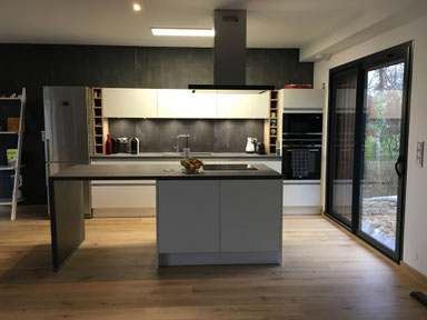 cuisine interieur design toulouse laque mate blanche sans poignée avec îlot central niches en bois 