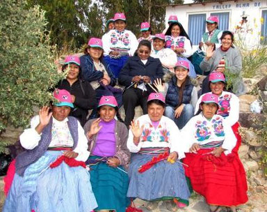 TEJEDORAS, TEJIDO A MANO, ALPACA, PERU, ISLA AMANTANI, LAGO TITICACA, PUNO