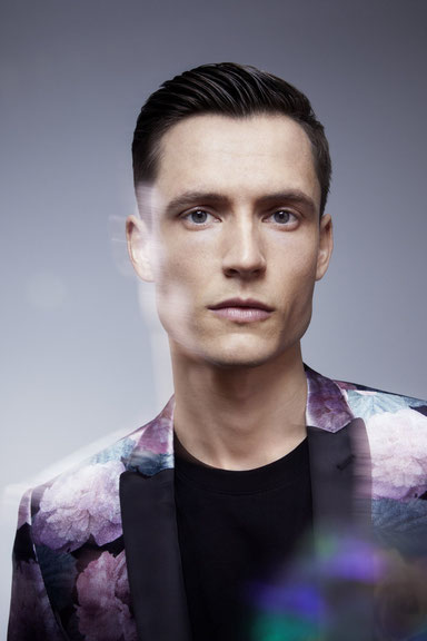 reifer man gentelmen ü50 weiße haare bart rasur styling