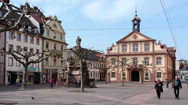 Marktplatz mit Rathaus