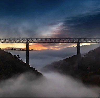 Vue imprenable sur le Viaduc des Fades et la vallée des Combrailles dans le brouillard 