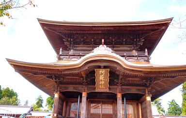 地震で倒壊し、復旧した国重要文化財に指定されている阿蘇神社の楼門