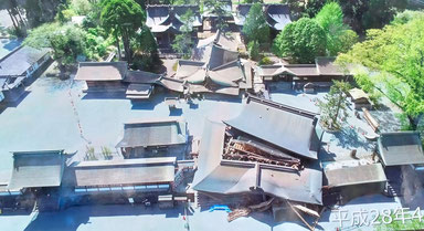 阿蘇神社の倒壊した楼門