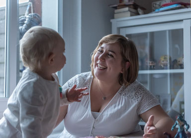 Familien Fotoshooting zu Hause - Mama und Tochter