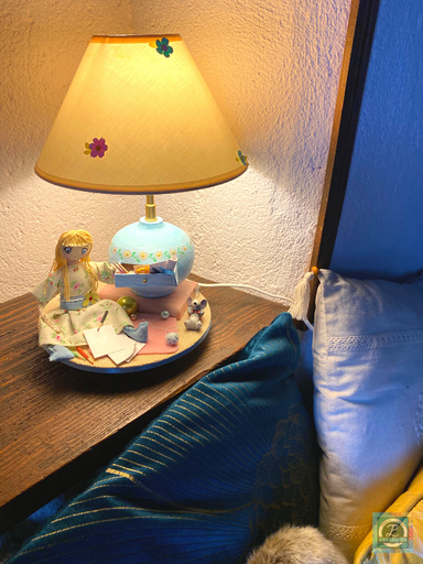 Lampe artisanale en Haute-Savoie pour enfant, cadeau de naissance ou cadeau d'anniversaire unique. Avec une poupée, une petite fille cousue à la main mise en scène dans sa chambre en train de dessiner par terre.