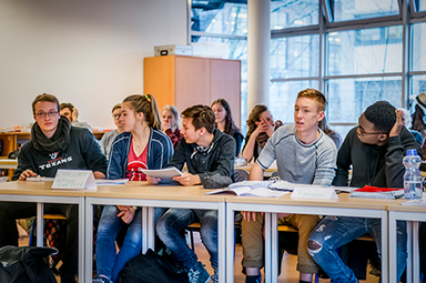 Schüler:innen diskutieren verschiedene ethische Aspekte der Gendiagnostik