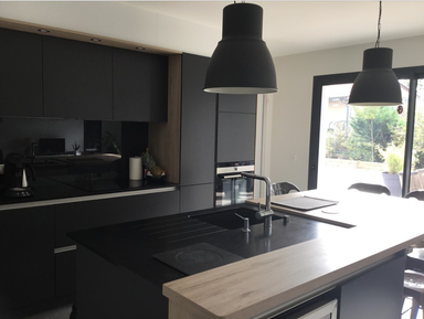 cuisine laque mat noire avec îlot central dînatoire avec du bois caveà vin plan de travail granit crédence en verre noire moderne contemporaine tendance