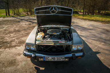 Gepflegter Motorraum unseres Mercedes Benz 560SL (R107)