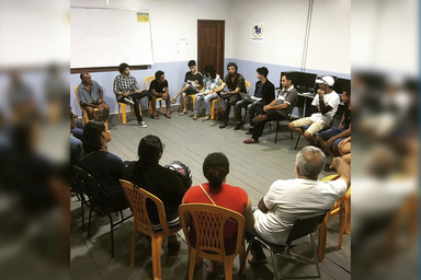 Grupo de personas adultas sentadas en círculo en una salón. Foto tomada en una reunión en la Colonia de Pescadores Z1, en la ciudad de Cruzeiro do Sul, Acre, Brasil, en noviembre de 2019. Foto del Instituto Fronteiras.