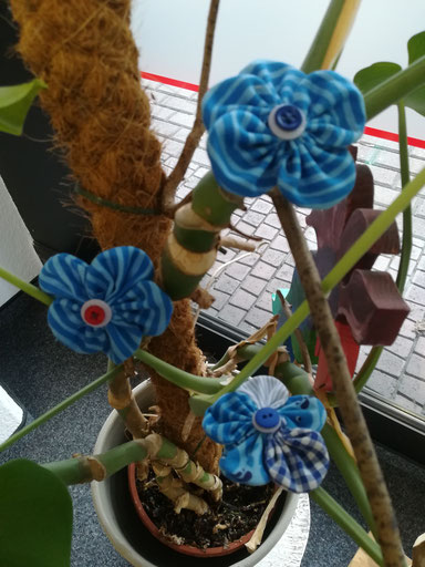 blumen nähen,blüten,lebenslustig,blog,upcycling,stoffreste,fensterdeko,frühling